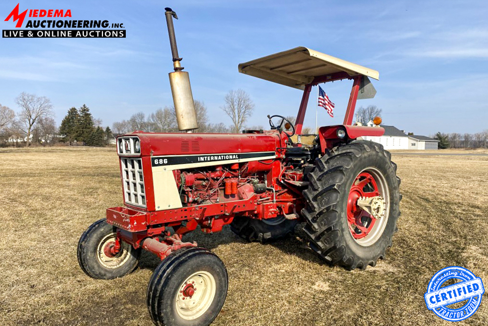 IH 686 tractor at auction